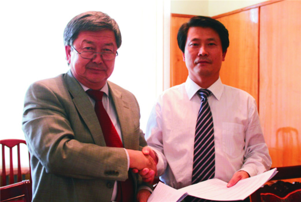 1刘雁飞董事长与时任吉尔吉斯斯坦总理的久勒多舍维奇签订合作协议